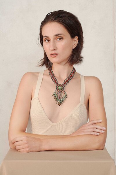 Collana a v in macram� e perle veneziane, collezione Indossare Venezia di Laura Bernard