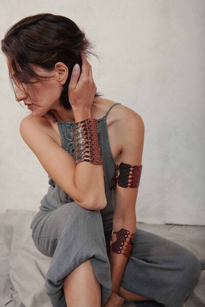 Bracciale in pelle e macram� realizzato a mano a Venezia da Laura Bernard