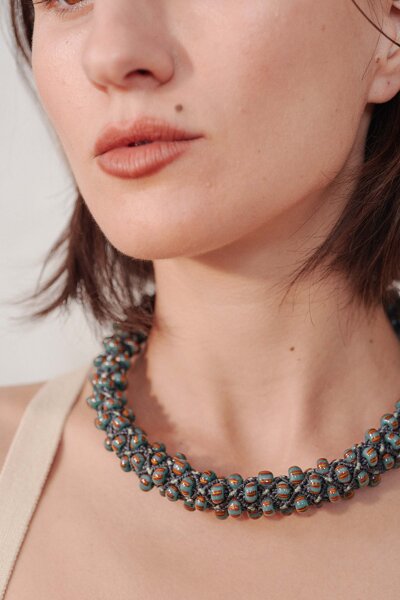 Girocollo in macram� con perle veneziane striate, collezione Indossare Venezia di Laura Bernard