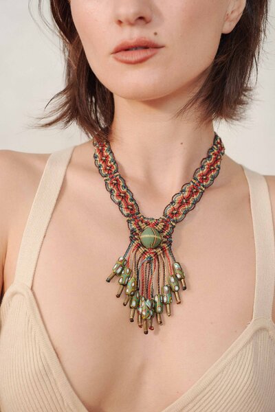 Collana a v in macram� e perle veneziane, collezione Indossare Venezia di Laura Bernard