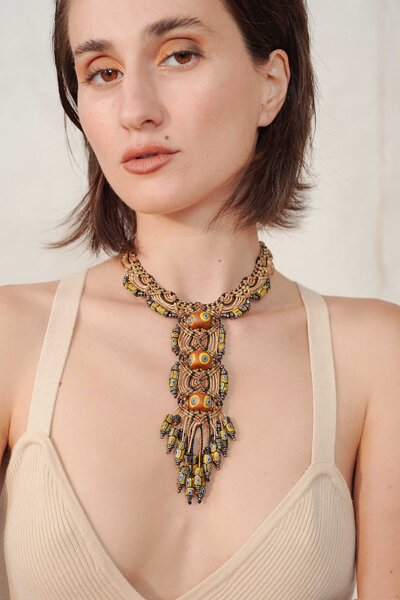 Girocollo in macram� in stile etnico e elegante, collezione Indossare Venezia di Laura Bernard