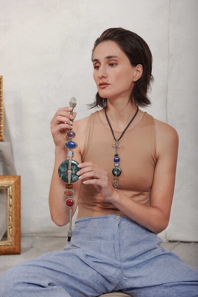 Pendente in macram� e cristalli annodato a mano a Venezia da Laura Bernard