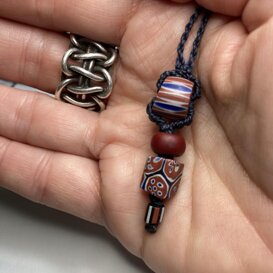 Microtalismano Pendente con quattro perle veneziane in vetro antiche