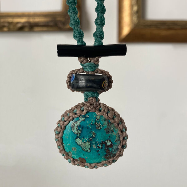 Talismano in macram� e pietre ispirato ai Torii giapponesi, realizzato a mano da Laura Bernard