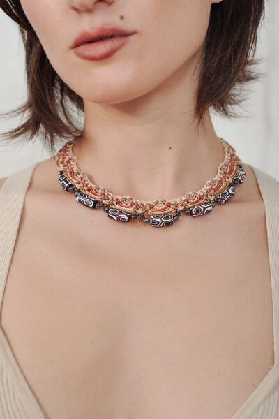 Girocollo in macram� e perle veneziane elegante e versatile, collezione Indossare Venezia