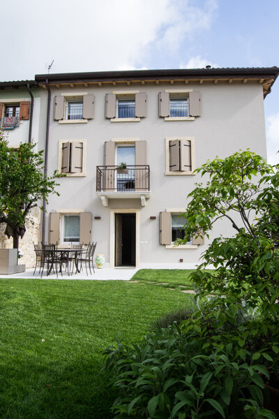 Casa e giardino esterno di pertinenza