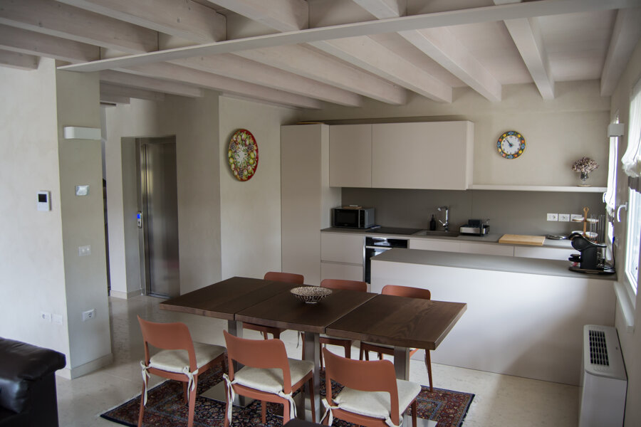 Cucina e ascensore interno