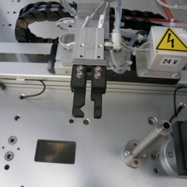 DETTAGLIO DITA E SLITTA DI MOVIMENTAZIONE PEZZO Banco Dosatura Cemento BNC Automazione