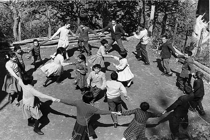 Le persone e le relazioni che si instaurano sono più importanti delle cose. Le persone e le relazioni che si instaurano sono più importanti delle cose.