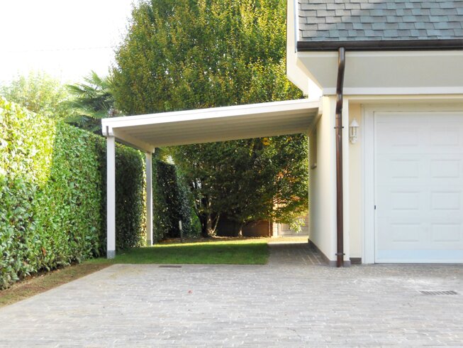 pergolato cm. 600x400 per copertura auto realizzato con struttura in legno colore bianco