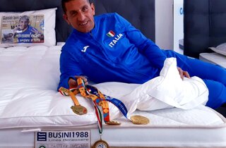 0-2026- logo dorato sfumato sottofondo grigio