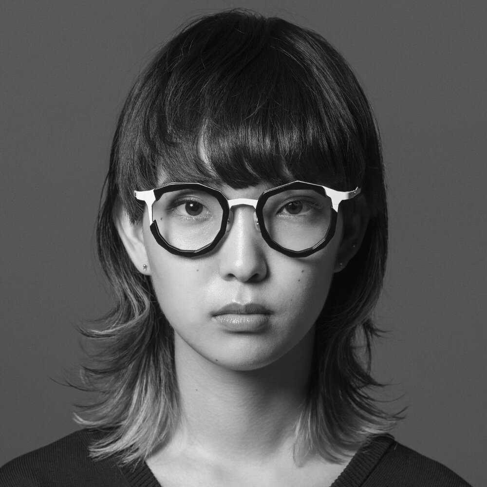 A CACCIA DI OCCHIALI NEL SOL LEVANTE