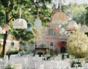Illuminazione con lampadari sospesi vintage a noleggio per evento in giardino