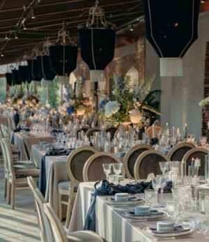 Lampadario sartoriale in velluto blu notte per tavolata evento