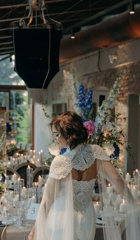 Paralume sartoriale in velluto blu notte sospeso in allestimento matrimonio Paralume sartoriale in velluto blu notte sospeso in allestimento matrimonio