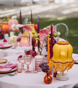 Dettaglio lampade da tavolo Chica a noleggio per illuminazione scenografica durante un evento