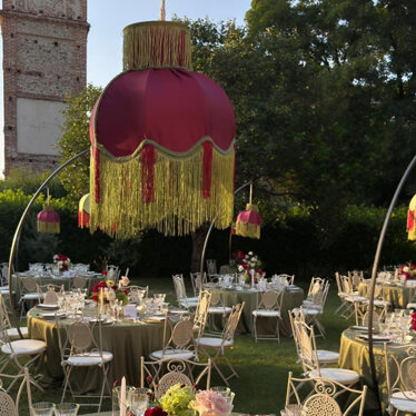 Paralume sartoriale in velluto bordeaux per matrimonio in villa storica
