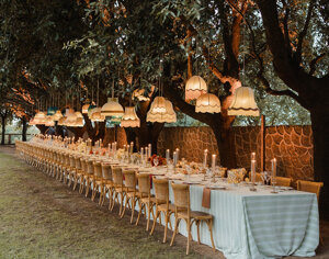 Lampadari sospesi vintage a noleggio per ricevimento outdoor con tavolata lunga