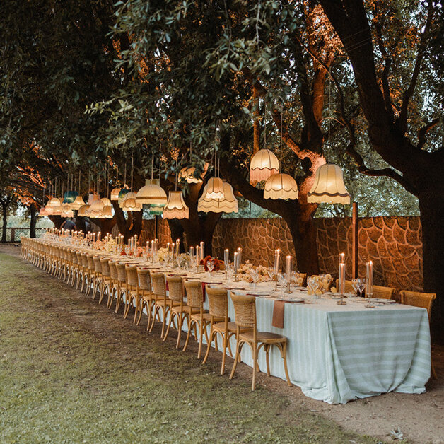 Allestimento tavolo imperiale al tramonto con lampadari ricaricabili sartoriali Allestimento tavolo imperiale al tramonto con lampadari ricaricabili sartoriali