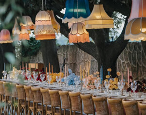 Illuminazione con lampadari sospesi vintage a noleggio per cena di matrimonio serale