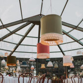 Dettaglio frange tessili su paralume sartoriale ricaricabile Dettaglio frange tessili su paralume sartoriale ricaricabile