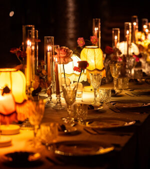 Lampade da tavolo Chica a noleggio per illuminare la mise en place di un evento elegante.