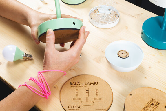Anna al lavoro nel laboratorio Balon Lamps a Torino durante la progettazione delle lampade ricaricabili Anna al lavoro nel laboratorio Balon Lamps a Torino durante la progettazione delle lampade ricaricabili