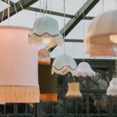 Installazione con paralumi sartoriali sospesi per matrimonio serale Installazione con paralumi sartoriali sospesi per matrimonio serale