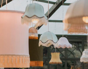 Gruppo di paralumi sospesi vintage ricaricabili a noleggio per evento