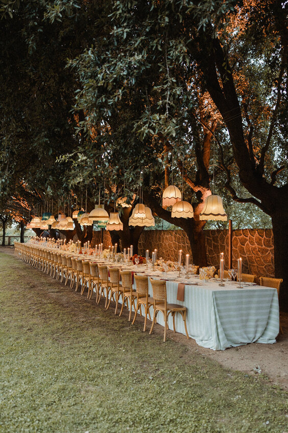 Lampadari sospesi vintage ricaricabili su tavolata matrimonio serale