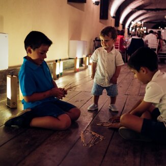 Lanterna ricaricabile PURO appesa per creare punti luce decorativi senza cavi Lanterna ricaricabile PURO appesa per creare punti luce decorativi senza cavi