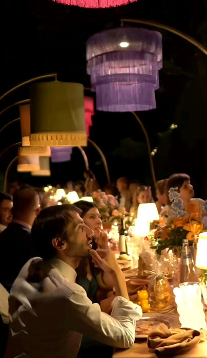 Illuminazione scenografica con paralumi a frange per evento serale Illuminazione scenografica con paralumi a frange per evento serale