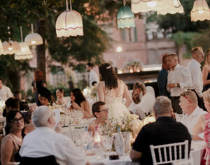 Illuminazione con lampadari sospesi vintage a noleggio per matrimonio serale outdoor