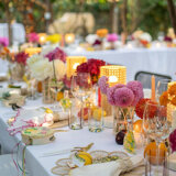 CHICA in Paglia di Vienna su tavolo matrimonio outdoor con luce calda ricaricabile CHICA in Paglia di Vienna su tavolo matrimonio outdoor con luce calda ricaricabile