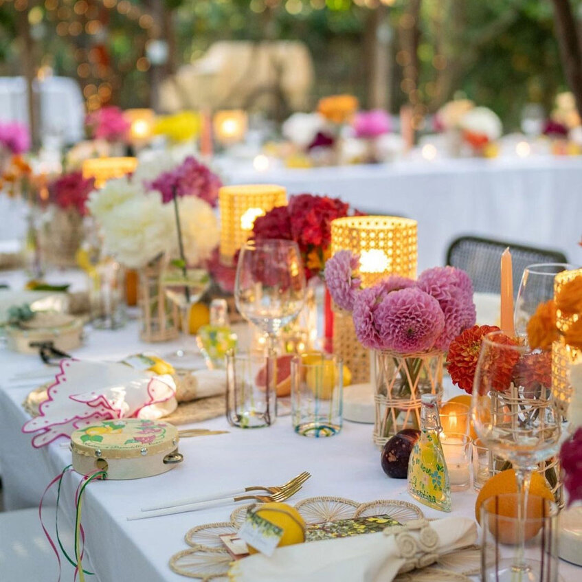 CHICA in Paglia di Vienna su tavolo matrimonio outdoor con luce calda ricaricabile CHICA in Paglia di Vienna su tavolo matrimonio outdoor con luce calda ricaricabile