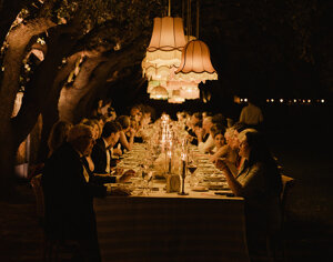 Lampadari sospesi vintage a noleggio per allestimento serale di matrimonio