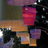 Lampadario a frange multistrato per allestimento scenografico evento Lampadario a frange multistrato per allestimento scenografico evento