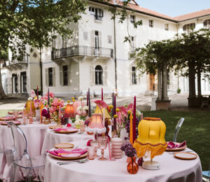 Allestimento con lampade ricaricabili colorate