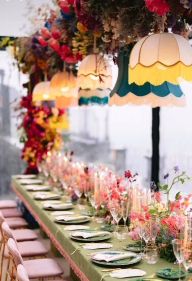 Illuminazione scenografica con paralumi sospesi vintage per evento elegante Illuminazione scenografica con paralumi sospesi vintage per evento elegante