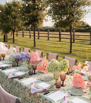 Lampade ricaricabili Chica utilizzate per illuminazione decorativa in un matrimonio all’aperto