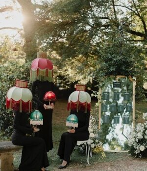 Lampadario sartoriale verde oliva per allestimento elegante evento