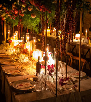 Lampade da tavolo Chica a noleggio per illuminare la mise en place di un evento elegante.