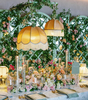 Lampade da tavolo Chica a noleggio per illuminare la mise en place di un evento elegante.