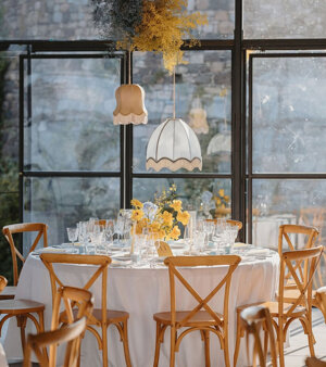 Illuminazione con lampadari sospesi vintage a noleggio per evento elegante indoor