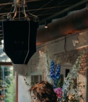 Dettaglio paralume sartoriale in velluto con frange decorative