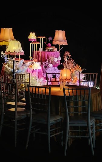 Illuminazione con piantana da terra vintage per zona lounge evento