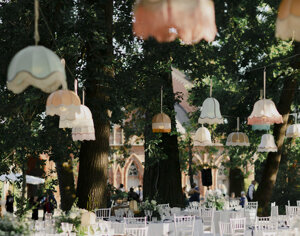 Illuminazione con lampadari sospesi vintage a noleggio per evento in giardino