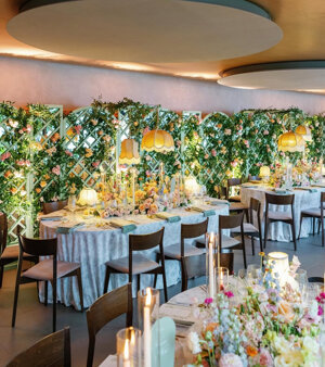 Lampade da tavolo Chica a noleggio per illuminare la mise en place di un evento elegante.