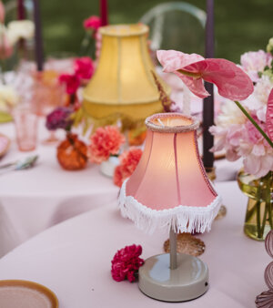 Dettaglio lampade da tavolo Chica a noleggio per illuminazione scenografica durante un evento