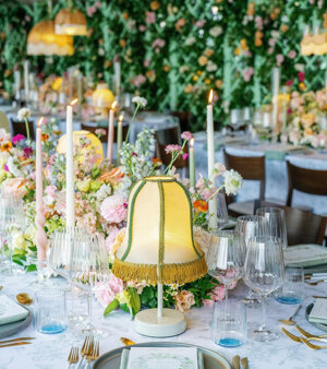 Lampade da tavolo Chica a noleggio per illuminare la mise en place di un evento elegante.